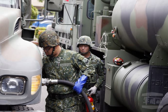 陸軍五支部於布袋國小開設油料補給點。（軍聞社記者卓以立攝）