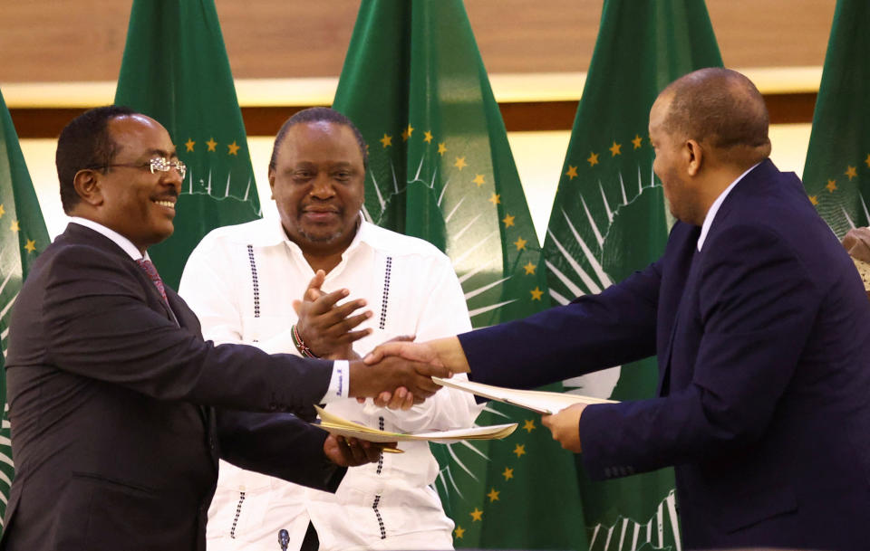 Former Kenyan President Uhuru Kenyatta applauds Ethiopian government representative Redwan Hussien and Tigray delegate Getachew Reda after signing the AU-led negotiations to resolve the conflict in northern Ethiopia, in Pretoria, South Africa, November 2, 2022. REUTERS/Siphiwe Sibeko