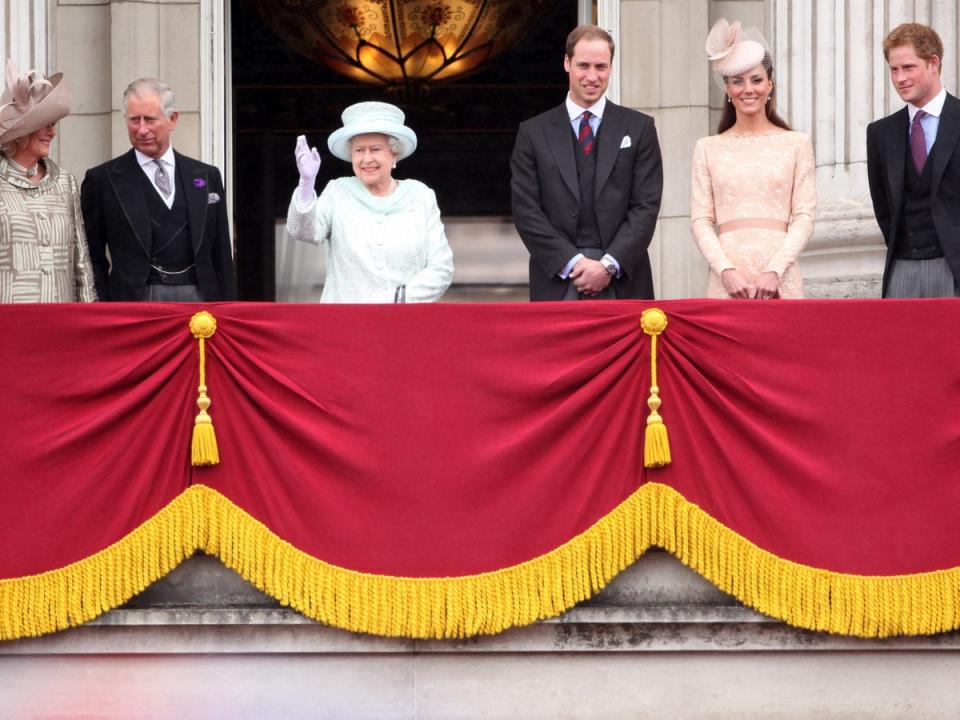 La familia real saluda a la multitud durante el Jubileo de Diamante de 2012 (Getty)