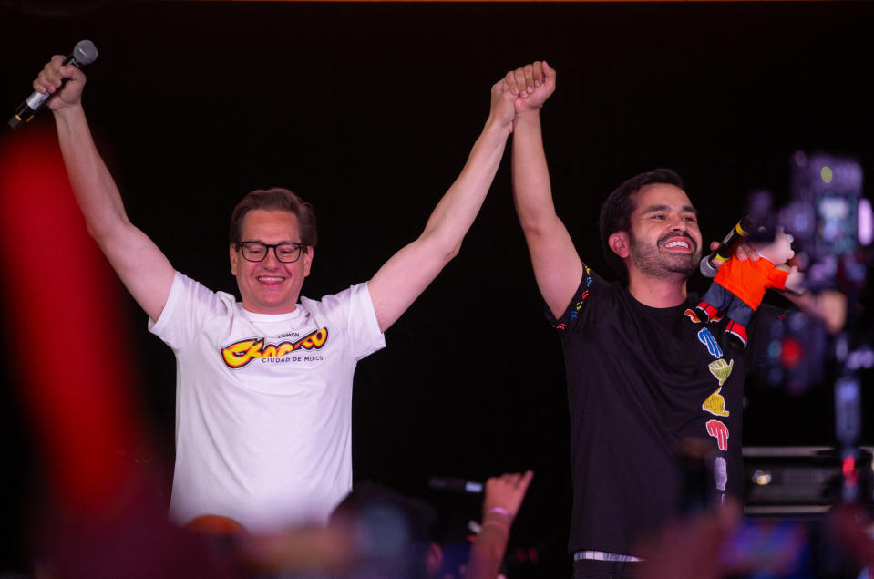 El candidato presidencial de México por el Partido Movimiento Ciudadano, Jorge Álvarez Máynez (R), y el candidato a alcalde de la Ciudad de México, Salomon Chertorivski, saludan a sus seguidores durante su cierre de campaña, en la Ciudad de México el 29 de mayo de 2024. (Foto de Seila montes / AFP) (Foto de SEILA MONTES/AFP vía Getty Images)