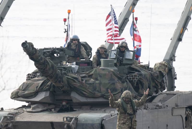 US Army soldiers take part in a joint military exercise with soldiers from several NATO countries on the Vistula. Around 20,000 soldiers from nine NATO countries are taking part in the exercise called Dragon 24 on Poland's longest river. The crossing of the Vistula is a test of cooperation between the armed forces on land, at sea, in the air and in cyberspace. Sebastian Kahnert/dpa