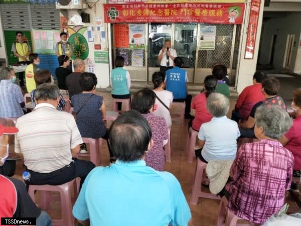 秀傳醫院照顧偏遠地區居民巡迴醫療服務站，芬園鄉舊社近百位村民歡慶設立駐診站。（記者方一成攝）