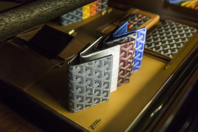 LV BUSINESS CARD HOLDER  First impression, overview + what fits  (underrated LV card holder/wallet?) 