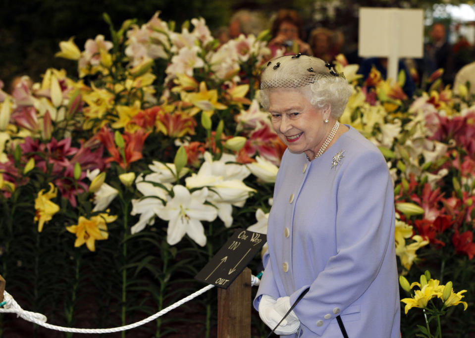 Britain's Queen Elizabeth II visits the Chelsea Flower Show in London, on May 21, 2012.  AFP PHOTO / POOL / Lefteris Pitarakis        (Photo credit should read LEFTERIS PITARAKIS/AFP/GettyImages)