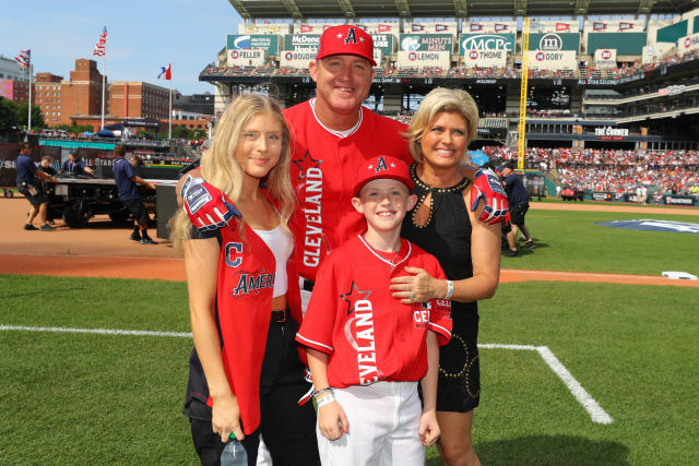 Stars suit up for Legends and Celebrity Softball game at MLB All