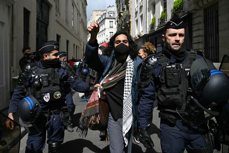 Desalojo en Sciences Po París de los manifestantes propalestinos. (Miguel MEDINA / AFP)