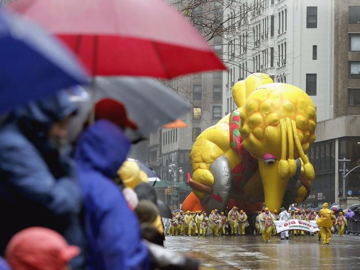 The Big Bird balloon sinks to the ground at the Macy&#39;s thanksgiving day parade 2006