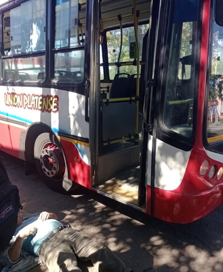 Un hombre cayó debajo del colectivo en movimiento al que intentaba subir en La Plata. (O2221.com.ar)