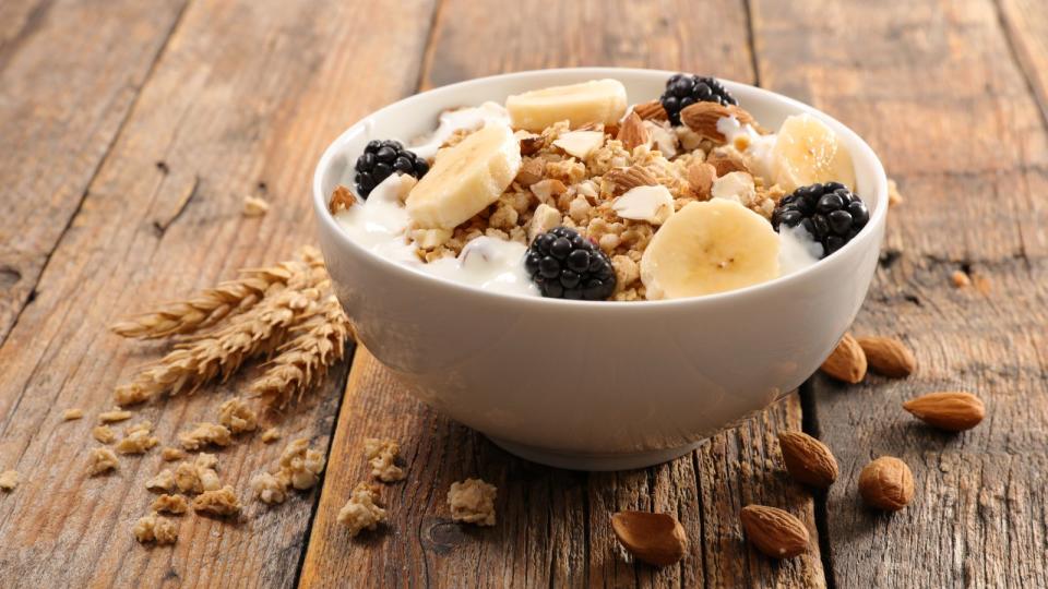 Frühstücksflocken in Kombination mit Früchten können Bauchschmerzen verursachen. In Ordnung sind dagegen Nüsse, Samen und Joghurt, auch getrocknete Datteln stellen kein Problem im Müsli dar. Milch dagegen schon ... (Bild: iStock / margouillatphotos)