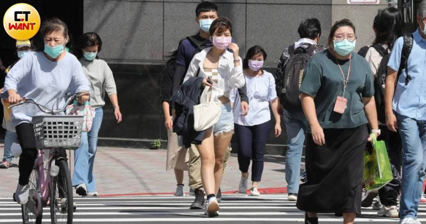 今明白天各地「晝暖如夏」，早晚溫差大，明晚開始北台灣又要變天，氣溫下滑又轉雨。（圖／劉耿豪攝）