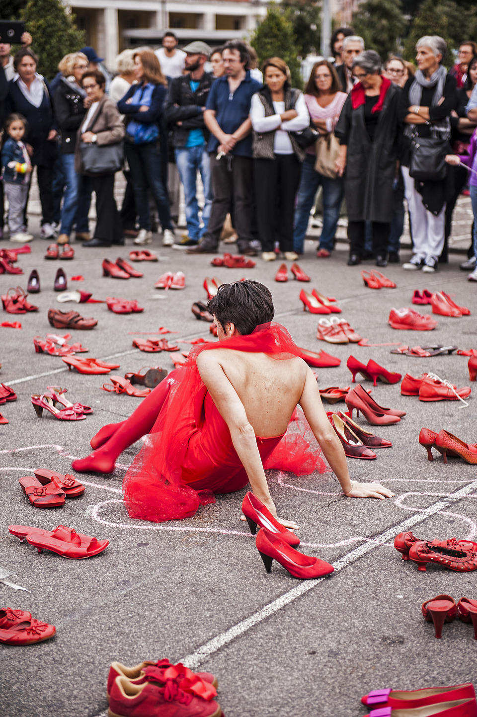 Simbolo di questa giornata sono le scarpe rosse. Latina, Italia. © 2013 Antonio Ciufo.