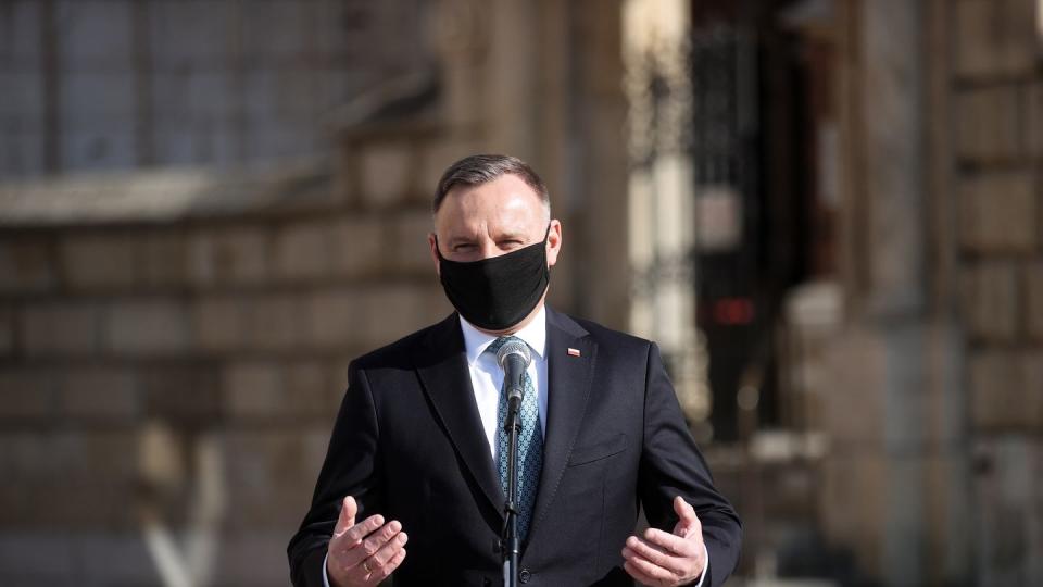 Der polnische Präsident Andrzej Duda gedachte der Opfer mit einem Besuch der Wawel-Kathedrale.