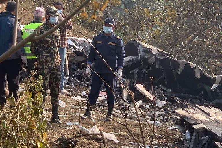 El avión cayó en un barranco