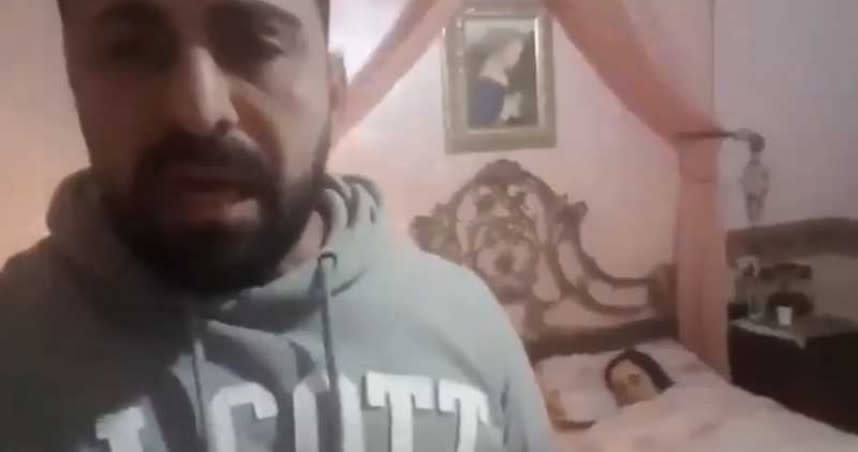 義大利男子發出影片對外求援，他哭訴自己和已躺在床上死去的姐姐，被義大利政府拋棄了。（圖／翻攝自推特，畫面已模糊處理）