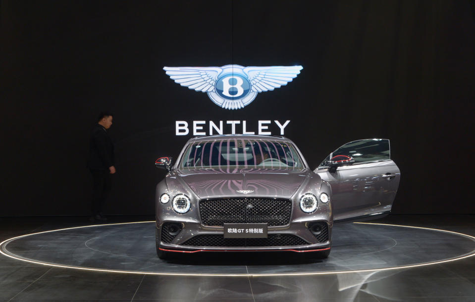 Die Limousinen von Bentley, in denen beispielsweise auch die britischen Royals immer unterwegs sind, stehen für Luxus pur – doch momentan lacht das Internet über einen Werbeclip des Autoherstellers. (Bild: Getty Images)