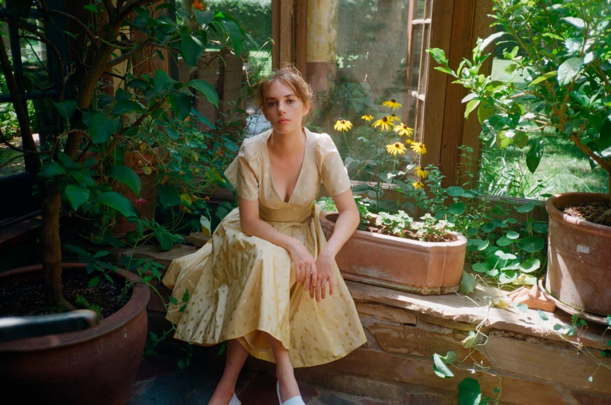 Maya Hawke wears an eggshell yellow A-line dress from Zac Posen’s SS19 collection. (Photo: Courtesy of Zac Posen)