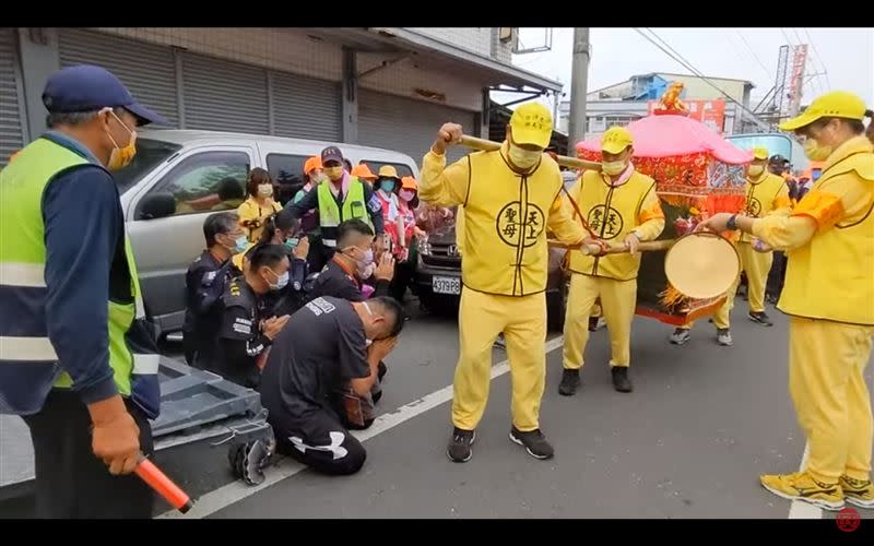 白沙屯媽祖突停下賜福，引醫療團淚崩。（圖／翻攝自白沙屯媽祖網路電視台YouTube）