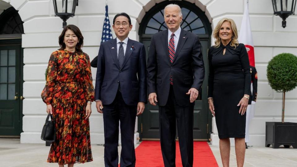 日本首相岸田文雄訪美，偕妻子岸田裕子和美總統拜登夫妻合照。（圖／翻攝自 X）