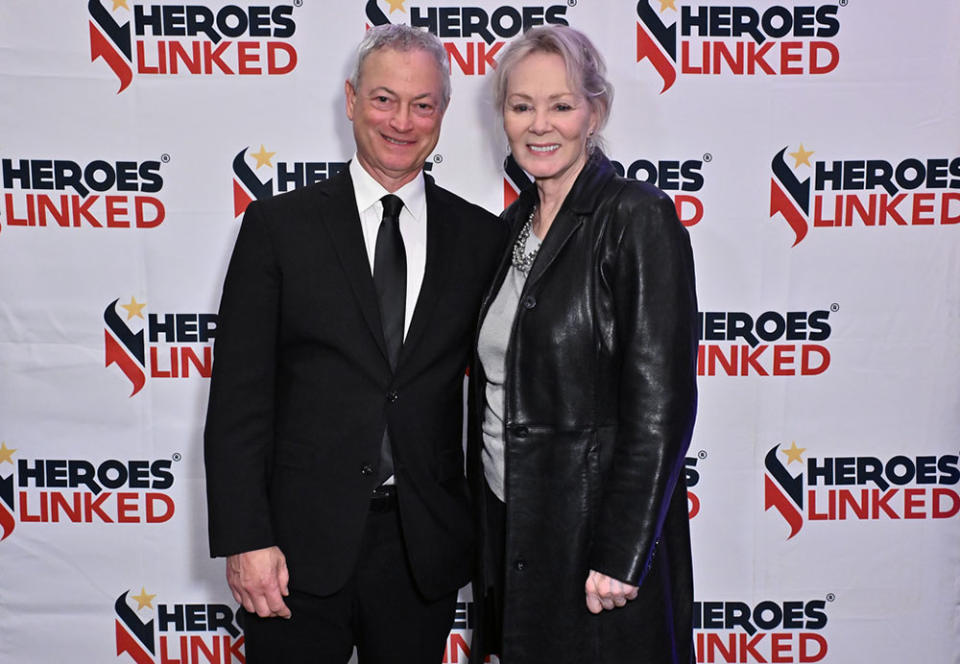 Gary Sinise (L) and Jean Smart