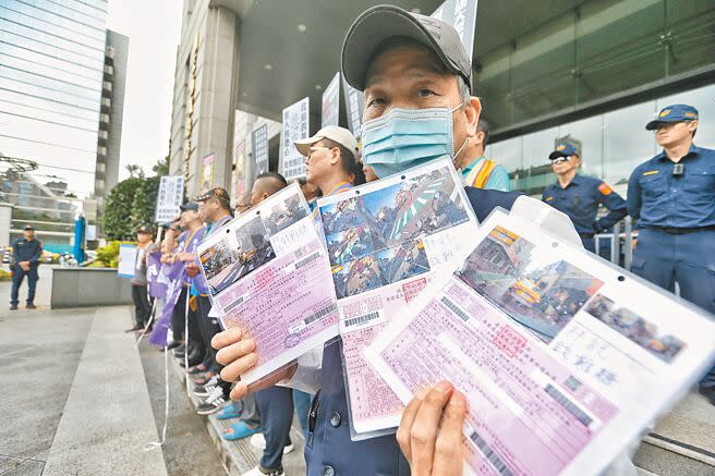 全國汽車駕駛人權益聯盟10月31日動員數十輛計程車、遊覽車包圍交通部抗議，盼廢除檢舉制度，有職業駕駛現場秀出被多張民眾檢舉而被開罰的罰單。（本報資料照片）