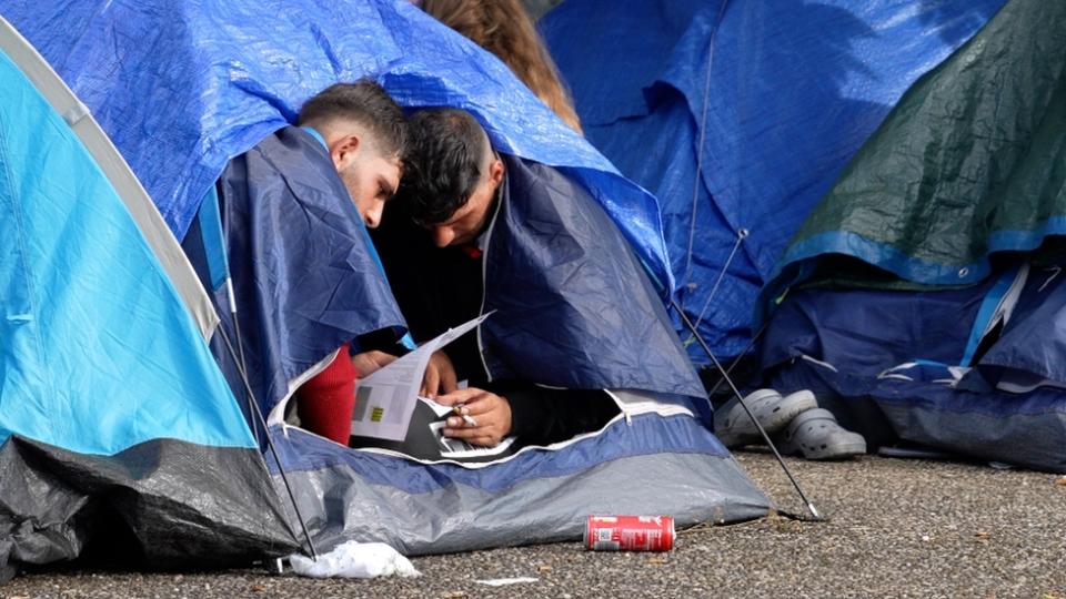 Los refugiados en una tienda