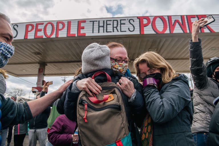 La gente celebra el veredicto de culpabilidad en el juicio de Dereck Chauvin en la interseccion de 38th Street y Chicago Avenue, el 20 de abril de 2021 en Minneapolis, Minnesota; Chauvin, un exoficial de policía de Minneapolis, Minnesota, fue declarado culpable de los tres cargos del asesinato de George Floyd