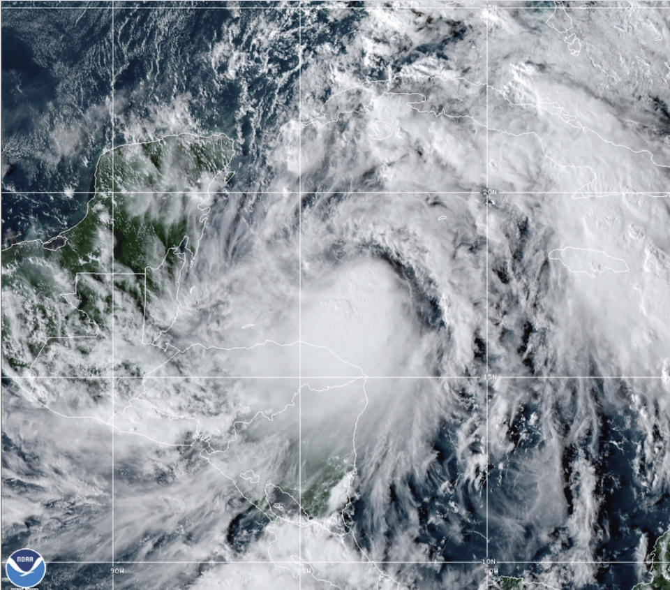 Esta imagen del domingo 25 de octubre de 2020, cortesía de la Oficina Nacional de Administración Oceánica y Atmosférica de Estados Unidos, muestra a la tormenta tropical Zeta. (NOAA/NESDIS/STAR vía AP)