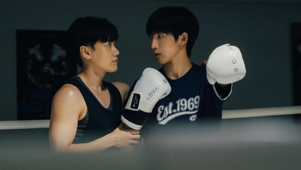 <strong>邱宇辰（左）在《關於未知的我們》教弟弟黃宏軒打拳擊。（圖／結果娛樂 提供）</strong>