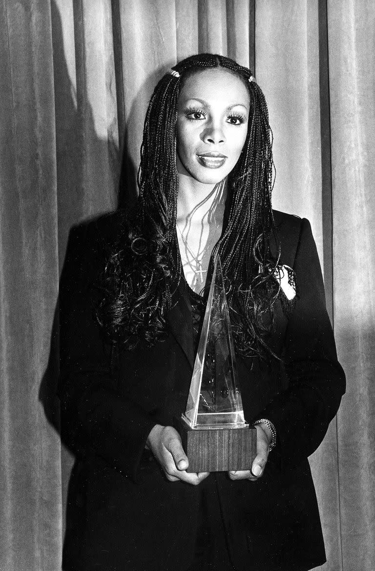 Donna Summer con un American Music Award, en 1980