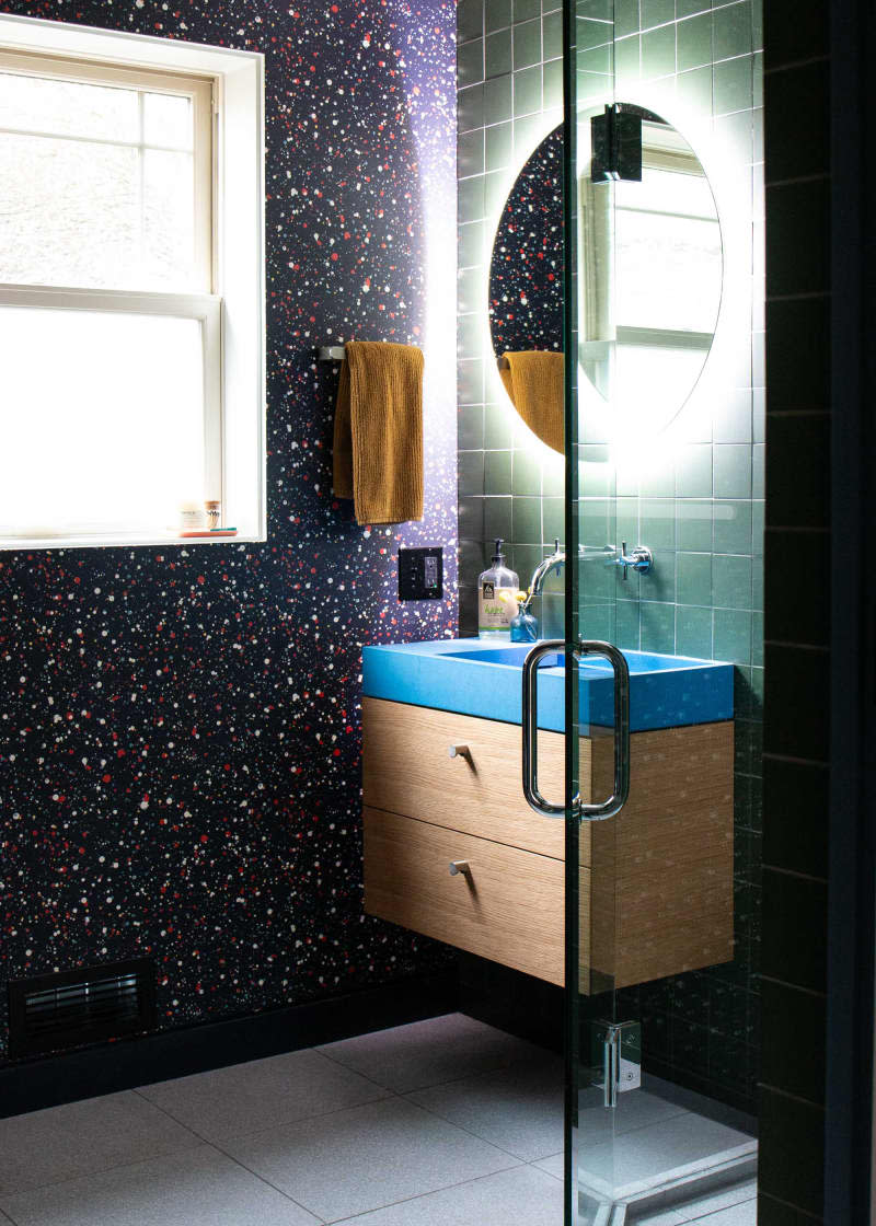 Speckled wallpaper in colorful bathroom.