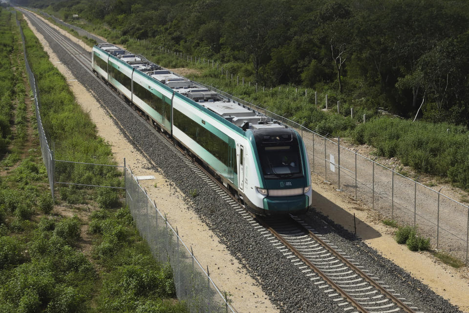 El tren inaugural con el presidente Andrés Manuel López Obrador a bordo pasa cerca de Chocholá, estado de Quintana Roo, México, el viernes 15 de diciembre de 2023. (AP Foto/Martín Zetina)