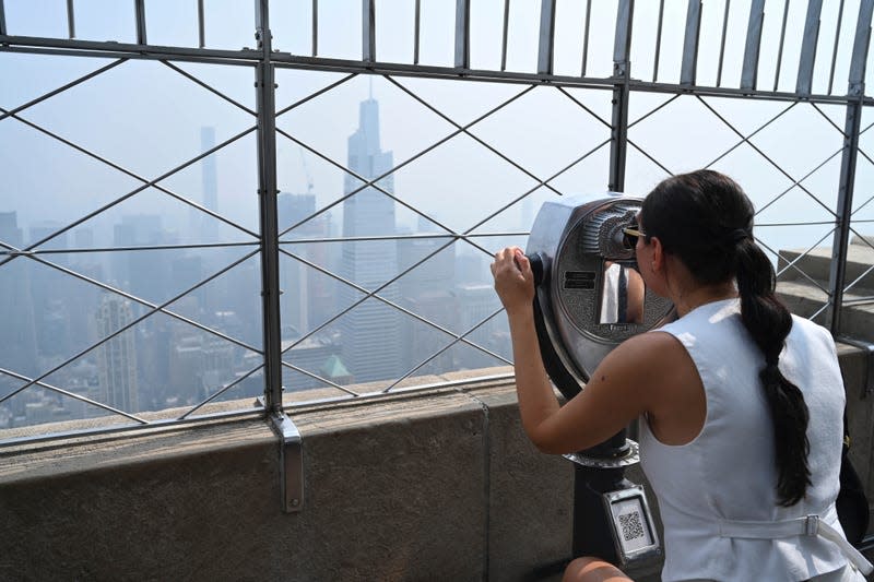 People visit the observation deck of the Empire State Building as smoke from Canadian wildfires cover the Manhattan skyline on June 30, 2023 in New York City. - Photo: NDZ/STAR MAX/IPx 2023 (AP)