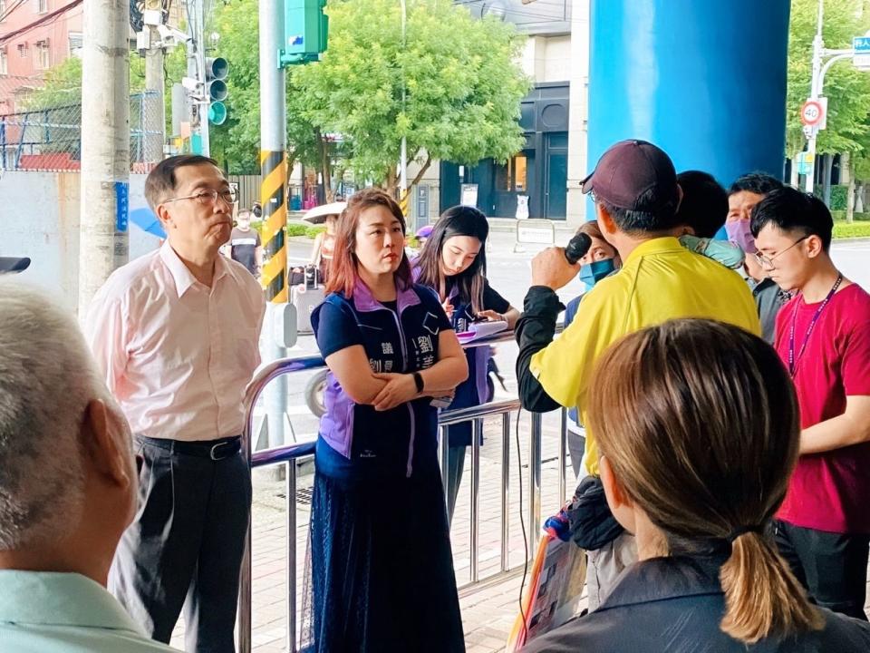 強降雨造成新北板橋浮洲地區水淹半個輪胎高，新北市議員劉美芳與水利局等單位會勘，要求實質改善排水系統。（劉美芳服務處提供）