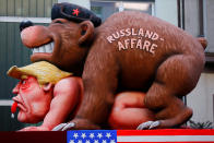 <p>Es ist ein Thema, das die Welt seit dem Präsidentschaftswahlkampf in den USA bewegt: Bis heute hängt US-Präsident Donald Trump die sogenannte „Russland-Affäre“ nach, immer noch sorgen die Vorwürfe für Skandale und Personalrochaden. In Düsseldorf nimmt sich ein Themenwagen dieser Agenda an – und stellt Russland als dicken, großen Bären da, der an einem nackten Trump in einer ziemlich eindeutigen Pose klammert. (Bild: REUTERS/Thilo Schmuelgen) </p>