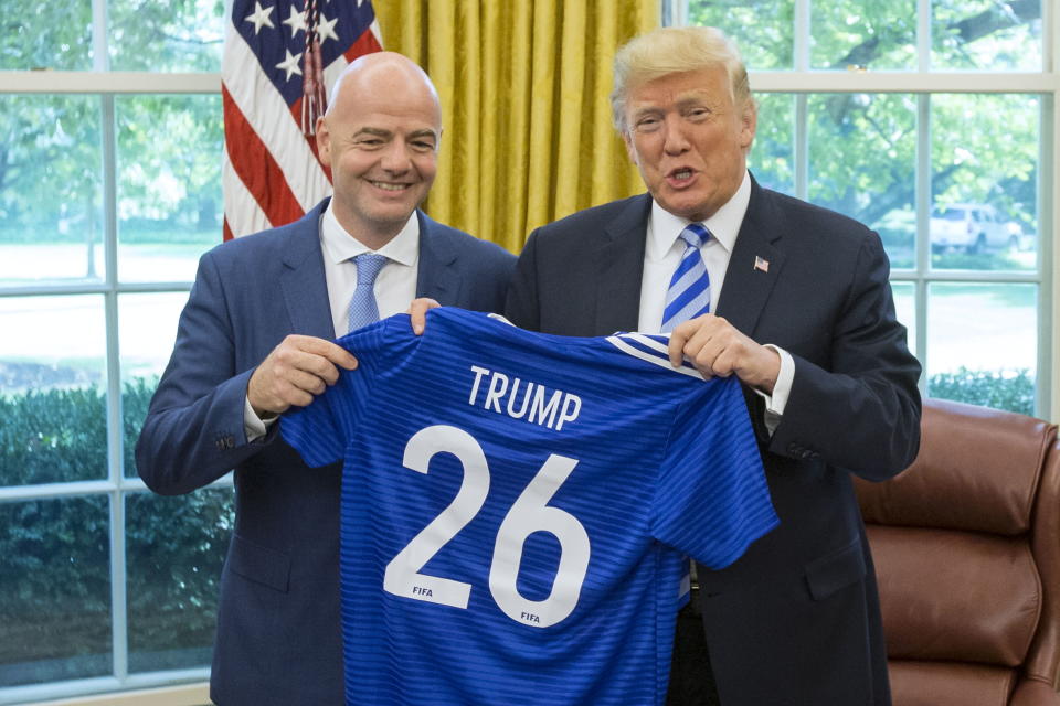 El presidente de EE.UU., Donald J. Trump (d) sostiene una camiseta de fútbol de la FIFA presentada por el presidente de la FIFA Gianni Infantino (i), durante su reunión en la Oficina Oval de la Casa Blanca en Washington, DC, EE.UU., el 28 de agosto de 2018. Junto a Canadá y México, Estados Unidos será sede de la Copa Mundial de la FIFA 2026. / Foto: EFE