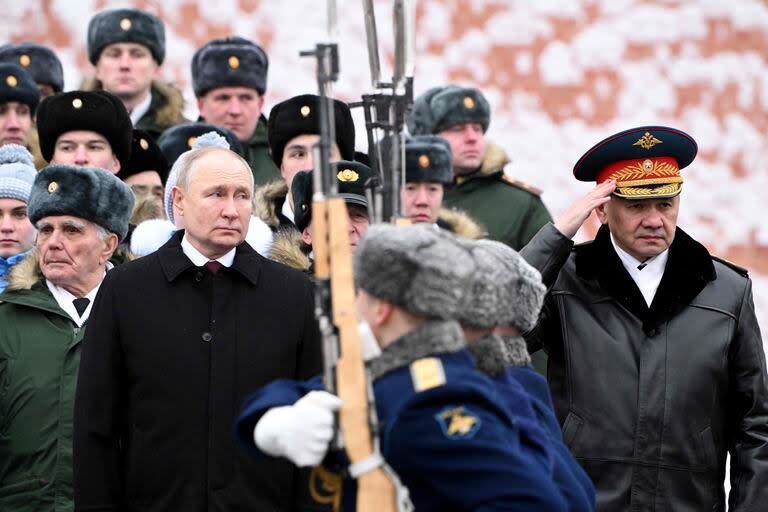 El presidente de Rusia, Vladímir Putin, asiste a una ceremonia de colocación de coronas en la Tumba del Soldado Desconocido junto al Muro del Kremlin con motivo del Día del Defensor de la Patria en Moscú el 23 de febrero de 2024