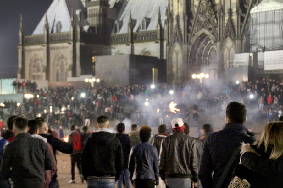 <p>Als die ersten Vorwürfe publik wurden, dachten viele Menschen zunächst an eine stark übertriebene Geschichte oder Fremdenhass als Motiv. Dann aber wurde klar: In der Silvesternacht haben sich in der Kölner Innenstadt nie dagewesene Szenen abgespielt. Hunderte Frauen wurden von Männerhorden umzingelt und sexuell belästigt, mindestens drei Vergewaltigungen wurden angezeigt. Viele der Verdächtigen stammen aus Nordafrika und dem arabischen Raum. (Bild: dpa) </p>