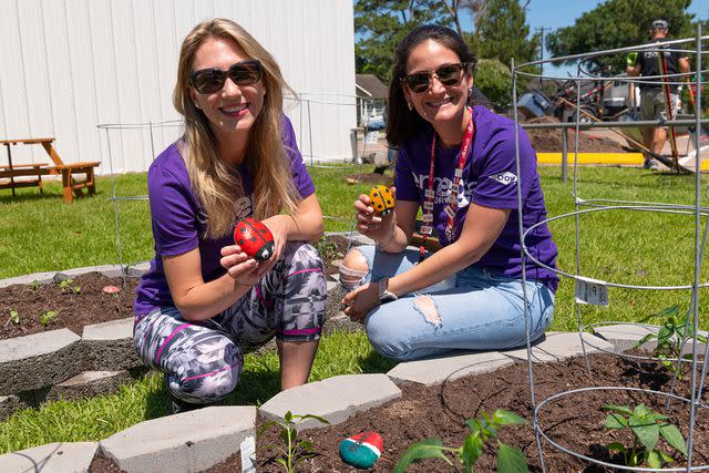 <p>Glenn Photography</p> Houston staffers build raised community garden beds as part of Dow's Global Serve-a-Thon.