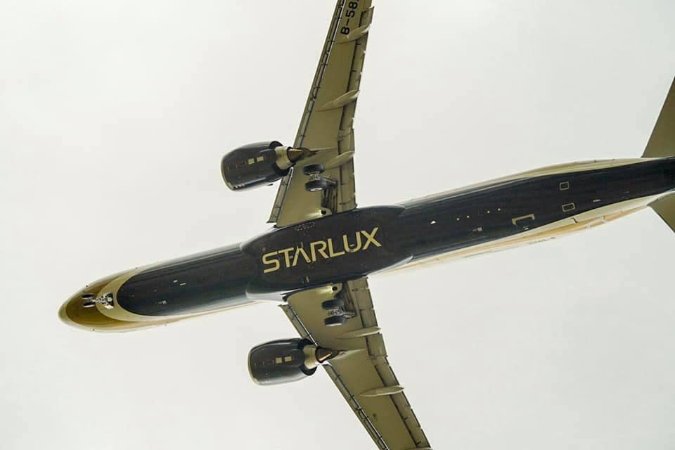 最大的特色為機腹斗大的「STARLUX」字樣，飛機起飛或降落時抬頭仰望就可發現。（翻攝自星宇航空 STARLUX Airlines臉書）
