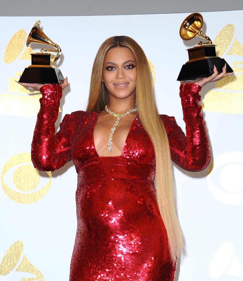 Embarazada y con una maximelena rubia, así vimos a Beyoncé en los Grammy 2017. (Foto: Jason LaVeris / Getty Images)