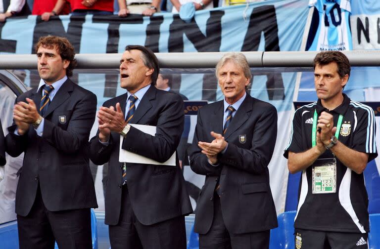 Néstor Lorenzo, ayudante de campo, junto con Hugo Tocalli, Pekerman y el profe Eduardo Urtasun durante el Mundial 2006; Lorenzo acompañó a José durante dos décadas entre la Argentina, Leganés, Toluca, Tigres y la selección de Colombia 