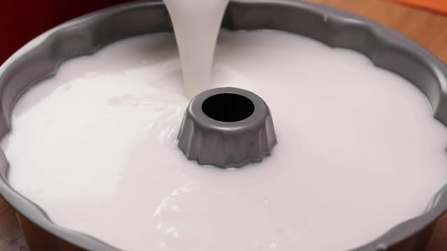 Ladle the coconut jelly mixture into the bundt mould