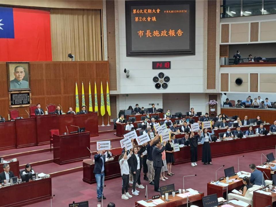 台北市懷愛館附近黎元停車場，原計畫社宅改建為禮儀大樓，引發當地居民抗爭，台北市議員7日痛批，住宅區旁蓋禮儀大樓根本不合理。（温予菱攝）