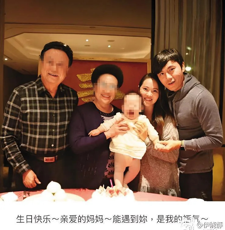 伊能靜曾全家和秦昊父母聚餐為婆婆祝壽，並寫下祝賀話。（翻攝自伊能靜微博）