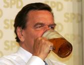 Altkanzler Gerhard Schröder 2005 bei einer Wahlkampfveranstaltung in Augsburg. (Bild: Jan Pitman/Getty Images)