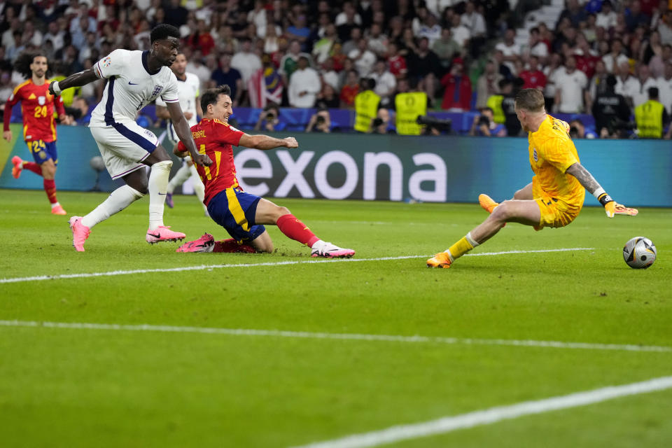 Der Spanier Mikel Oyarzabal (Mitte) schießt das zweite Tor seiner Mannschaft im Endspiel zwischen Spanien und England bei der Fußball-Europameisterschaft 2024 in Berlin, Deutschland, am Sonntag, den 14. Juli 2024. (AP Photo/Manu Fernandez)