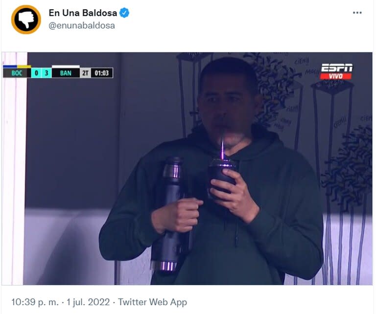 Juan Román Riquelme, con mate en mano,  viendo la derrota de su equipo