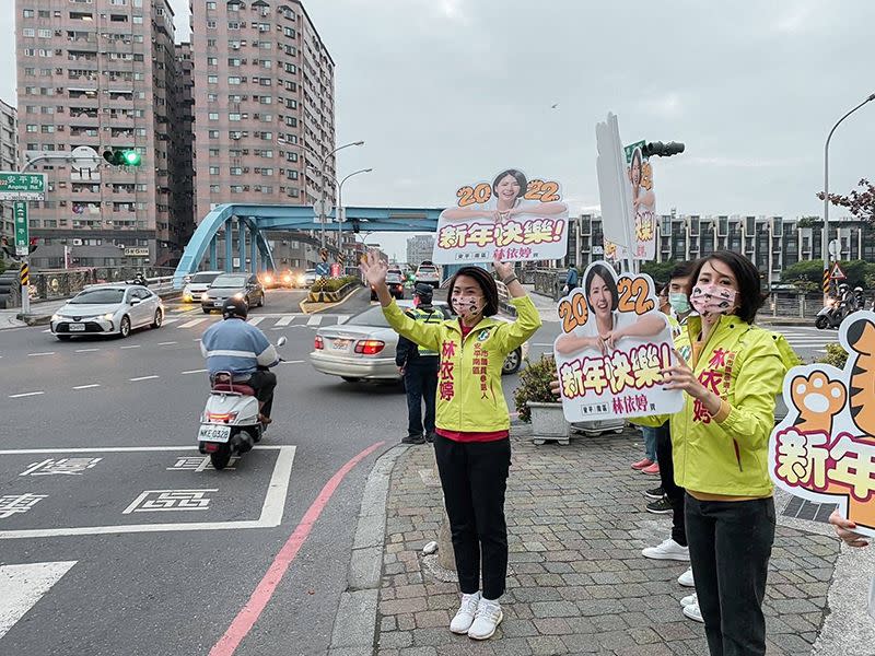 ▲民進黨市議員初選參選人林依婷團隊站在各街口拜票，尋求鄉親支持（圖／記者張振興攝，2022,01,27）