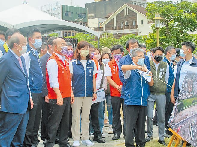 行政院長蘇貞昌3日到新竹台大分院新竹醫院慰勉醫護人員後，也到湳雅院區預定地聽取簡報。（王惠慧攝）