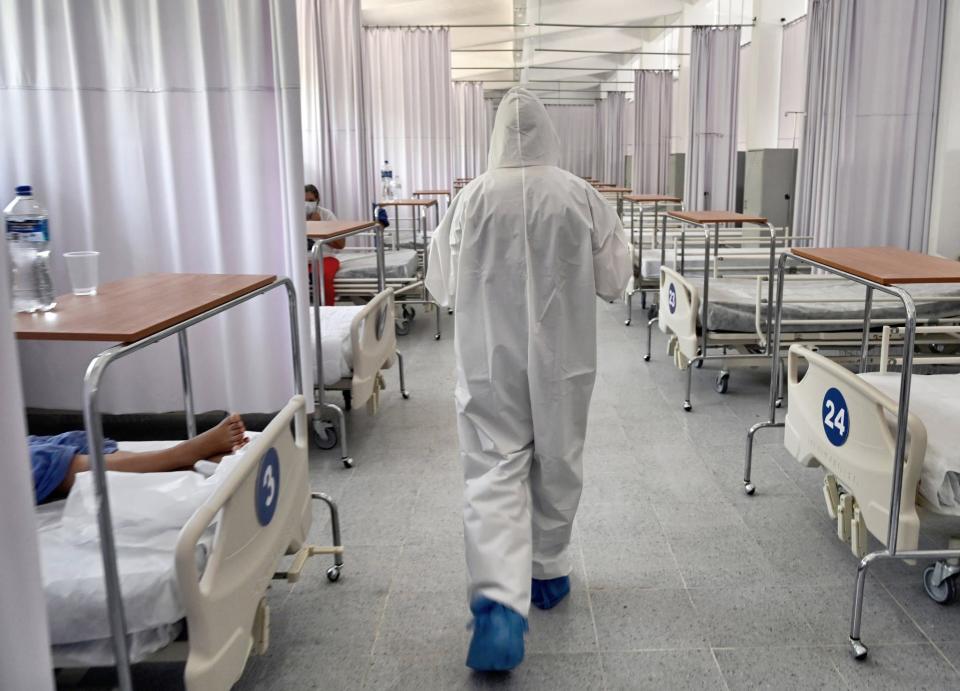 Un personnel de santé entre dans l'unité opérationnelle d'hospitalisation COVID-19 du champ militaire 1, au Secrétariat de la défense nationale à Mexico, le 19 juin 2020. - Alfredo Estrella 